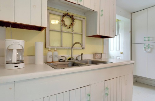 Limerick House | Lakefront cottage with Private Dock and Kayaks