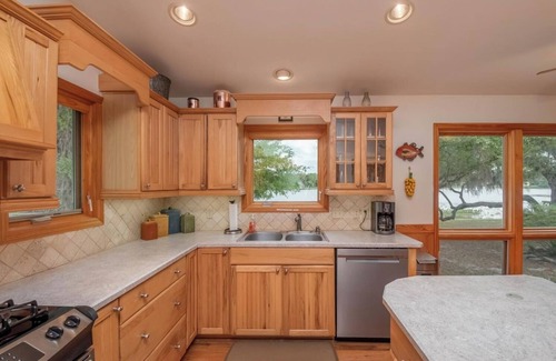 Edgar House | Lakefront Country Haven near Ocala & Forest -With Canoe, Lifejackets and Grill!