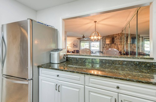 Dadeville Villa | Lakefront Dadeville Villa w/Deck & Private Dock!