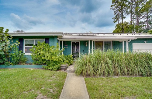 Deltona Lakes House | Lakefront Deltona Vacation Rental w/Dock & Kayaks