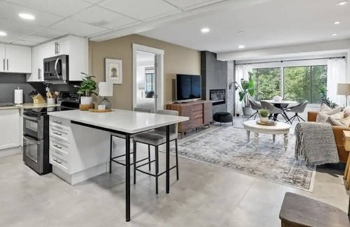 Kelowna Central Business District Condo | Lakefront Downtown Condo