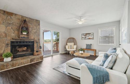 Snellville House | Lakefront Escape with Sauna Hot Tub BBQ & Games