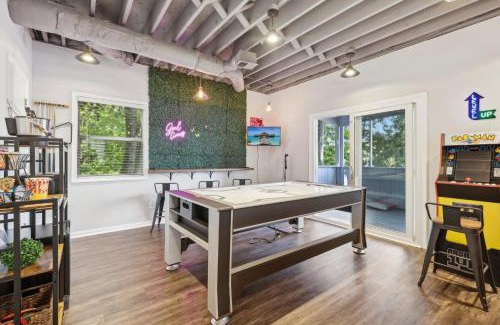Snellville House | Lakefront Escape with Sauna Hot Tub BBQ & Games