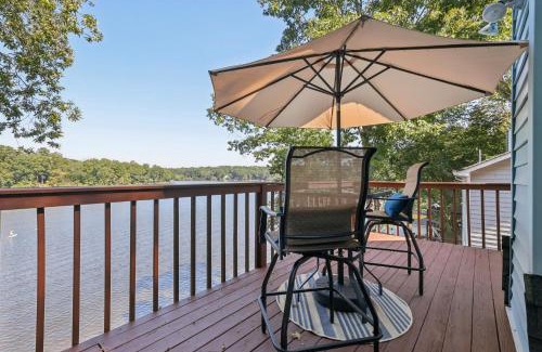 Snellville House | Lakefront Escape with Sauna Hot Tub BBQ & Games
