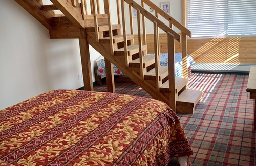 Mammoth Creek Resort | LAKEFRONT FISHING LODGE RETREAT SLEEPS 50! BOAT RENTALS! WORLD CLASS FISHING!