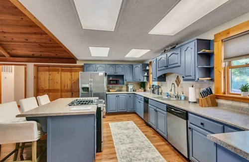Cadiz Cabin | Lakefront Getaway Jacuzzi Dock & Fishing