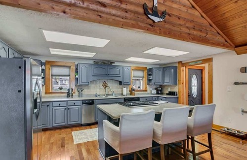 Cadiz Cabin | Lakefront Getaway Jacuzzi Dock & Fishing