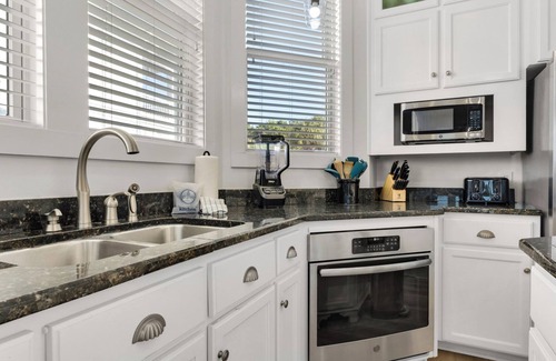 Sunnyside House | Lakefront Haven in Carillon Beach