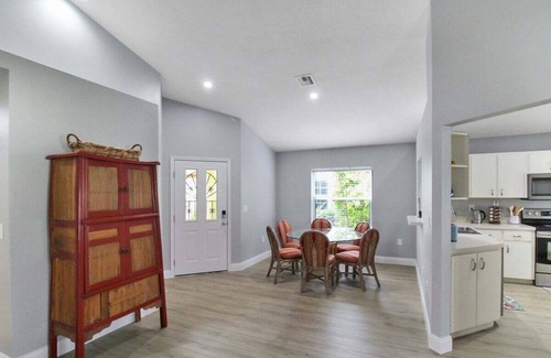 Venice House | Lakefront Home In Venice - Close To Beaches