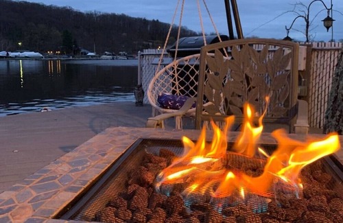 Lake Hopatcong House | LAKEFRONT Level Lot Home with a Private Deck/Dock w/2 Kayaks & Paddle Boards