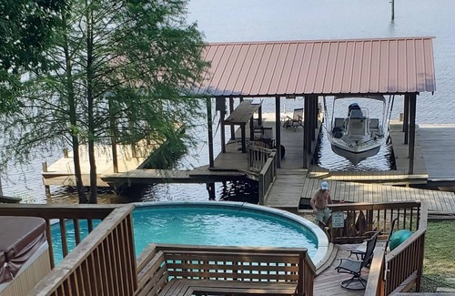 Farmerville Cabin | Lakefront log cabin on Lake D'Arbonne sleeps 10