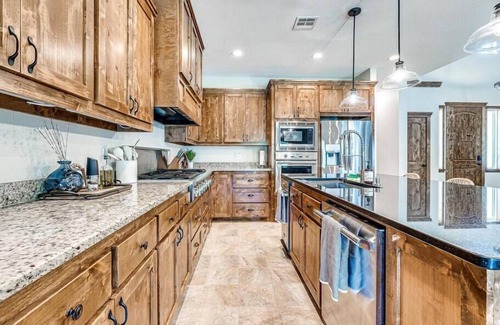Eufaula House | Lakefront Luxury Boat Slip Available