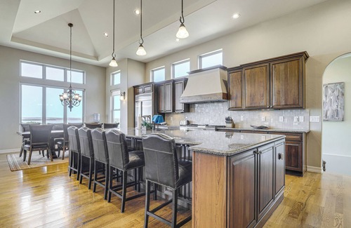 Tucumcari House | Lakefront Mansion: Game Room & Deck in New Mexico!