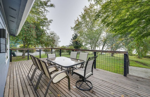 Clear Lake House | Lakefront Mount Vernon Home w/Private Dock!