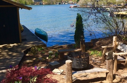 Wiley House | LAKEFRONT! Now accepting 2026 Bookings! Huge Screened Porch! Pingpong, Fire pit!