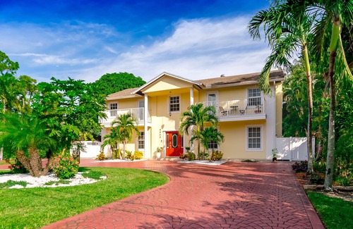Lake Worth House | Lakefront Oasis 6BD, Sleep 14, Heated Pool, Tikis, Golf, Dock on Lake, No Stairs