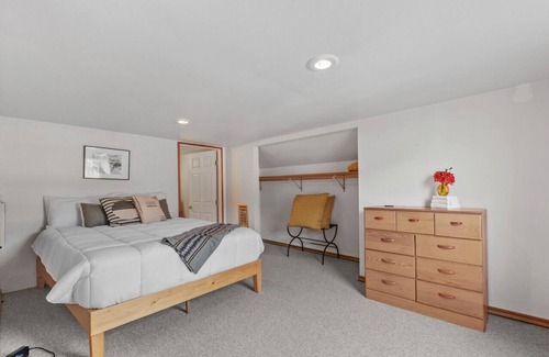 Bayview Boat Rental | Lakefront Perfect Space