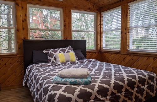 East Stroudsburg Ski Chalet | Lakefront Pocono, Pet-friendly Wifi AC, Hot Tub, Pool Table, Camelback, Kalahari