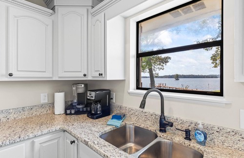 Dadeville House | Lakefront Retreat - Win Blu Point
