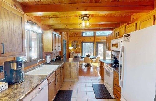 Cadiz House | Lakefront Ridge Hideaway – Cozy Fall Escape