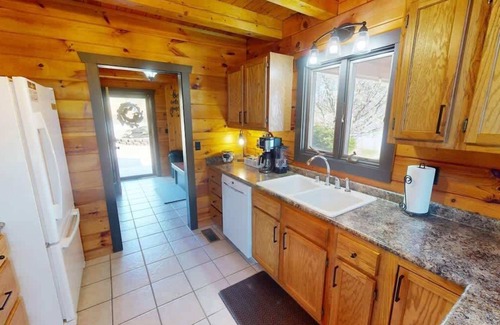 Cadiz House | Lakefront Ridge Hideaway – Cozy Fall Escape