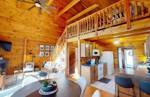 Cadiz House | Lakefront Ridge Hideaway – Cozy Fall Escape