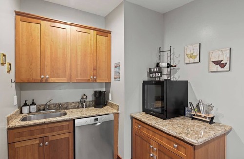 Geneva House | Lakefront | Seneca Wine Trail | Hot Tub | Dock
