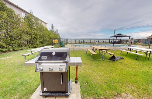 Wasaga Beach Apartment | Lakefront studio with shared grill & firepit - steps to beach and pool