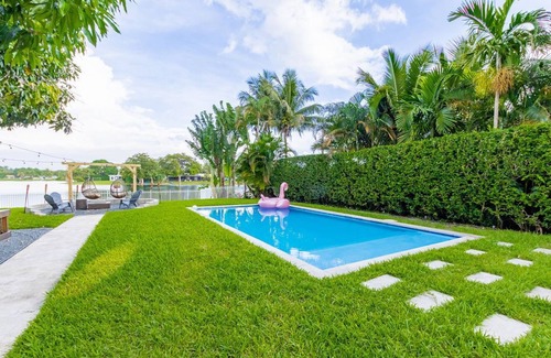 North Miami Beach Villa | Lakefront Villa | Tropical Backyard w/a Terrace+Paddle Board+Pool