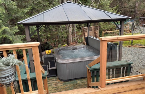 Youbou Cottage | LAKEFRONT -w- HOT TUB 100+yr Old Railway Cottage