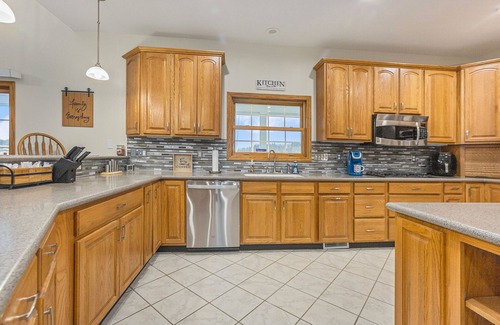 Kent County House | Lakefront W/Private Beach, Pool, Hot Tub, Golf Simulator, Projector, Bar & more