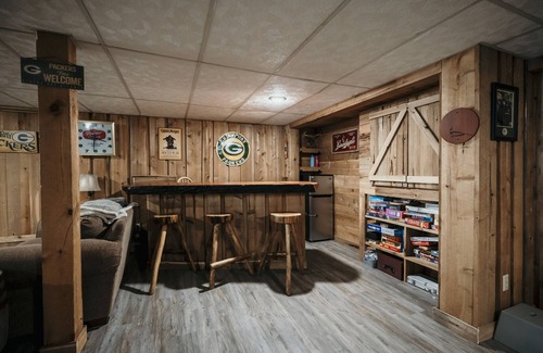 Long Lake Cottage | Lakefront walkout cottage