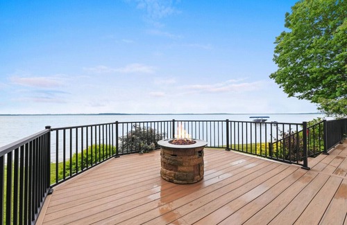 Suttons Bay House | LakeHaus Vibes + Hot Tub