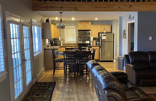 Corinth House | Lakehouse Hot tub & pool near Ark Encounter