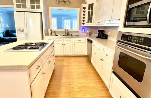 Jackson Cottage | Lakehouse Retreat 4-bedroom cottage with WiFi and AC in fabulous Jackson