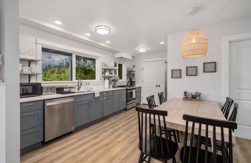 South Colby House | Lakehouse With Hot Tub, Covered Patio, Outdoor Fire-pit and BBQn