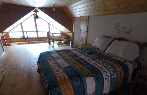 Willsboro House | Lakehouse with Stunning Sunsets on Lake Champlain! Sleeps 6, dog-friendly
