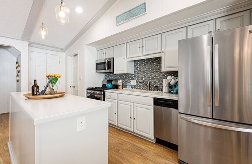 Williamsburg House | Lakeshore Lux - La Casa Feliz | Beach | Fireplace | AC