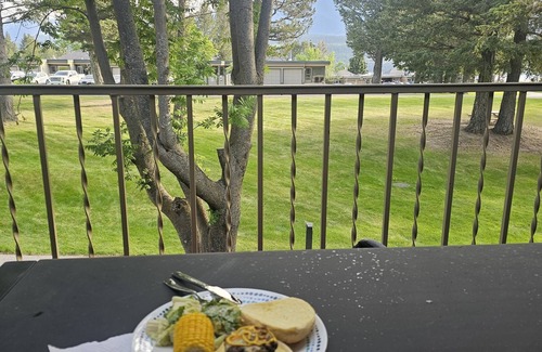 East Kootenay House | Lakeside 3 bed townhome w/private beach access!