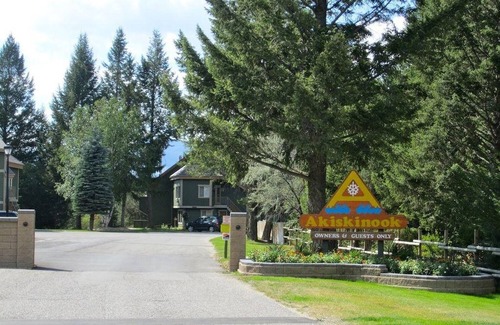 East Kootenay House | Lakeside 3 bed townhome w/private beach access!