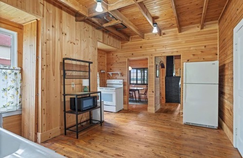 Ponshewaing Cottage | Lakeside 6-bedroom Cottage with Harbor