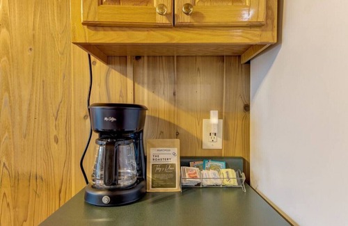 Leesville House | Lakeside at the Cabin | Waterfront | Sleeps 4