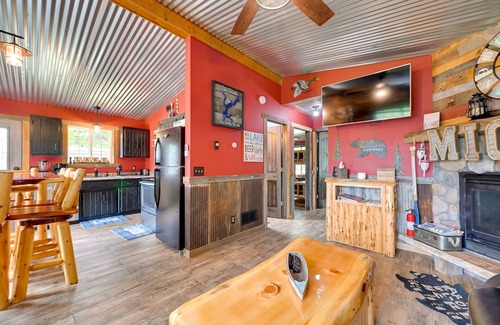 Holcombe Cabin | Lakeside Cabin w/Fire Pit: Near Pine Point Park!