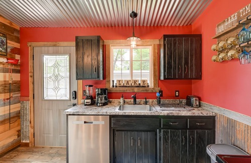 Holcombe Cabin | Lakeside Cabin w/Fire Pit: Near Pine Point Park!