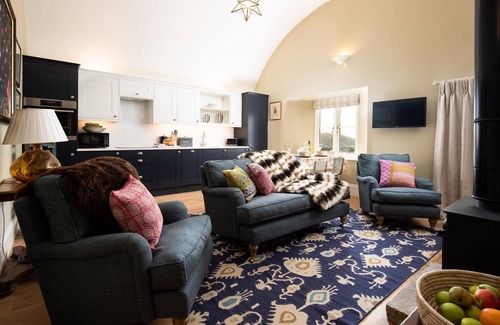 Capheaton Cottage | Lakeside Cottage, Alice in Capheaton, Northumberland - sleeping 4 guests in two bedrooms