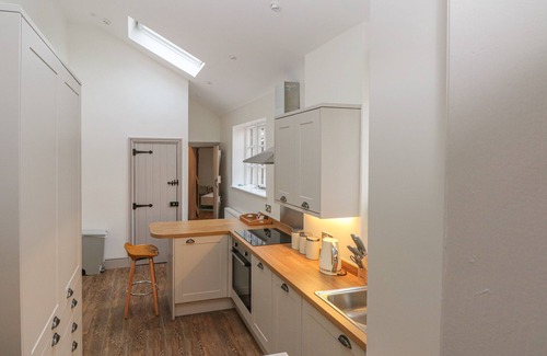 Macclesfield Cottage | LAKESIDE COTTAGE, family friendly, with a garden in Macclesfield
