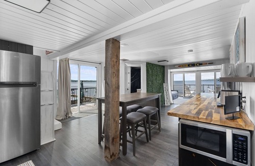 Colchester Cottage | Lakeside Cottage ~ Pool, Hot tub & Private Beach