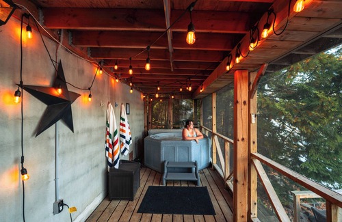 Catchacoma Cottage | Lakeside Couple's Retreat w/Hot Tub in the Kawarthas
