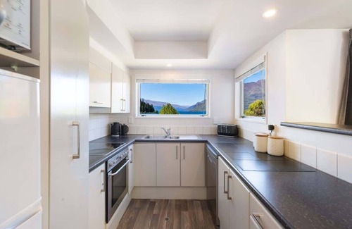 Queenstown Apartment | Lakeside Gem | Absolute Waterfront