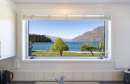 Queenstown Apartment | Lakeside Gem | Absolute Waterfront
